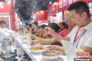 梦见剪发“嗦粉”经济火热 中国多地“食力”出圈
