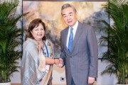 梦见剪发王毅会见尼泊尔外长阿祖